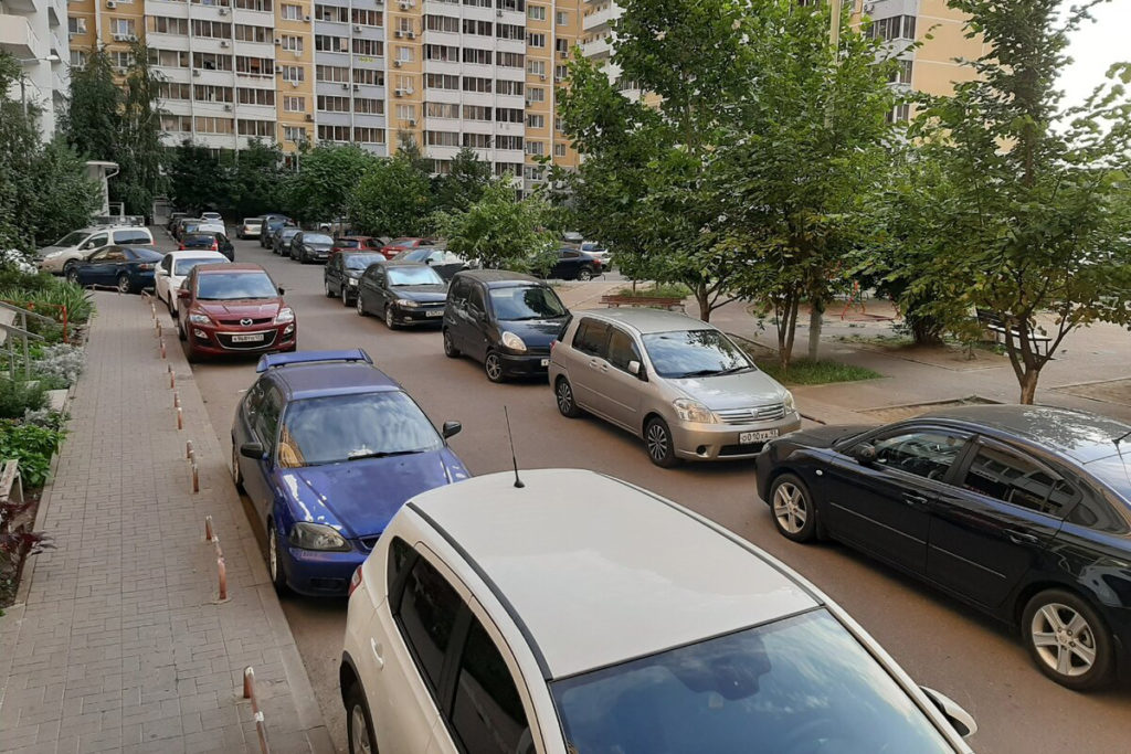 автомобили во дворе многоэтажек
