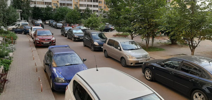 Новостройки и автомобили. Ситуация с парковками во дворах Краснодара катастрофическая.