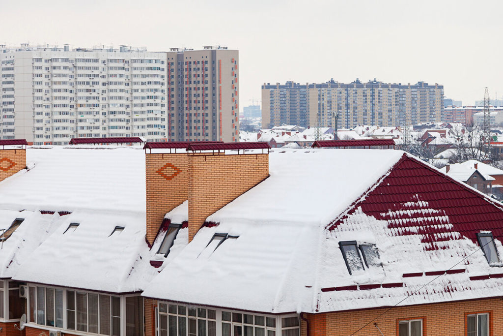 Краснодар в снегу. Крыши домов.